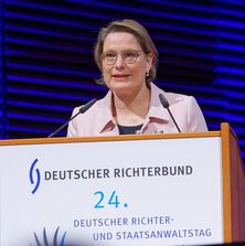 RiStA-Tag 2026 - Rednerin Justizmisterin Stefanie Hubig | Bildquelle: DRB, Andreas Burkhardt